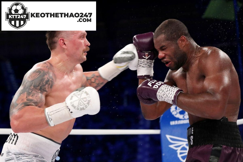 Usyk (trái) hạ knock-out Dubois trong trận đấu hồi tháng 8 năm 2023. (Ảnh: Getty)