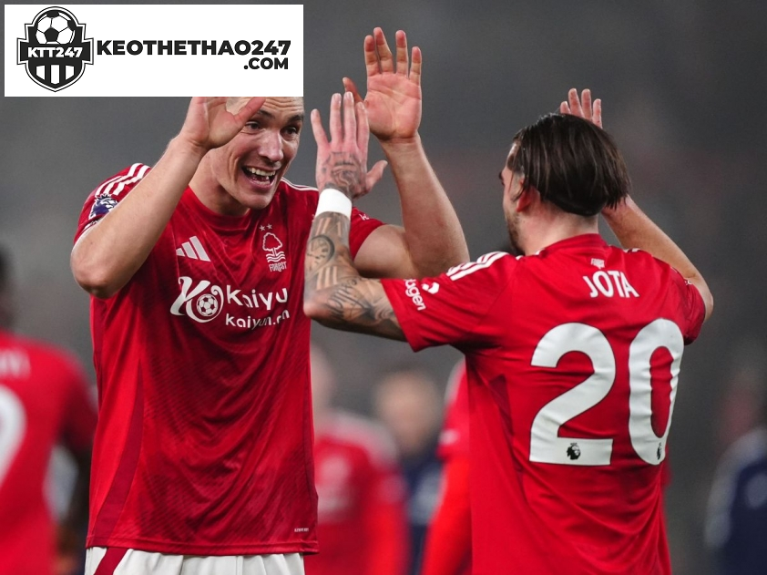 Milenkovic (bên trái) đang là chốt chặn vững chắc nơi hàng phòng ngự của Nottingham Forest