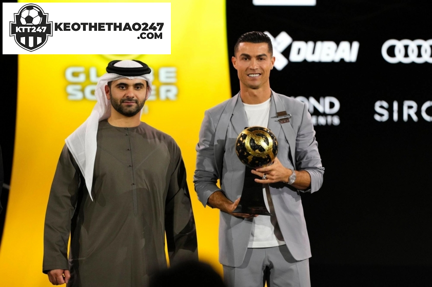 Ronaldo được vinh danh tại Quả bóng vàng Dubai (Ảnh: Getty).