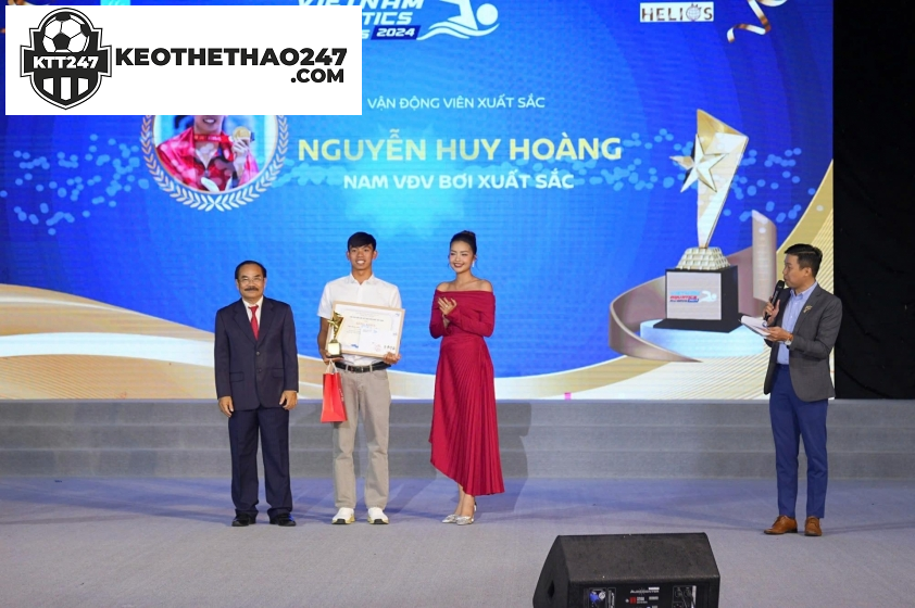 Nguyễn Huy Hoàng vinh dự nhận giải thưởng tại Gala Vietnam Aquatics Awards 2024. (Ảnh: VASA)