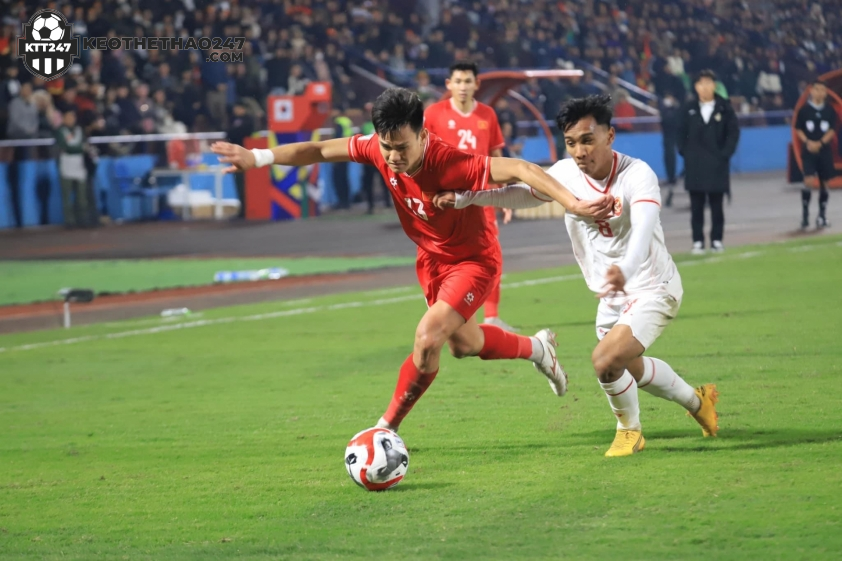 Hồ Tấn Tài tranh chấp bóng với cầu thủ Indonesia ở vòng bảng AFF Cup