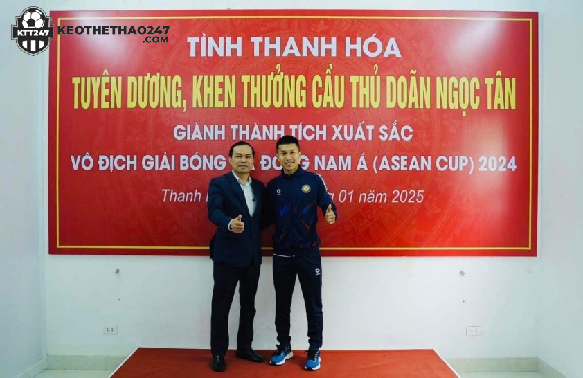 Tiền vệ Doãn Ngọc Tân nhận phần thưởng từ tỉnh Thanh Hóa