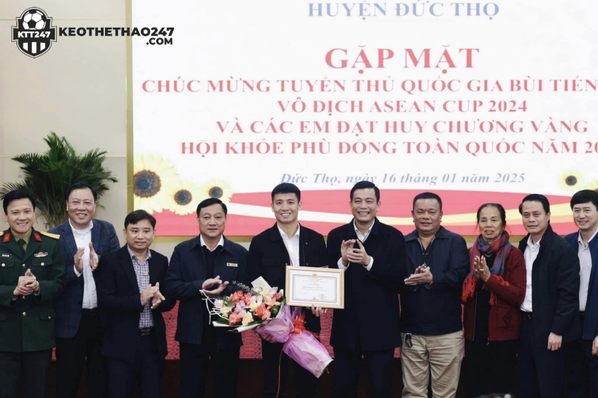 Bùi Tiến Dũng được huyện Đức Thọ vinh danh (Ảnh: Việc tử tế)