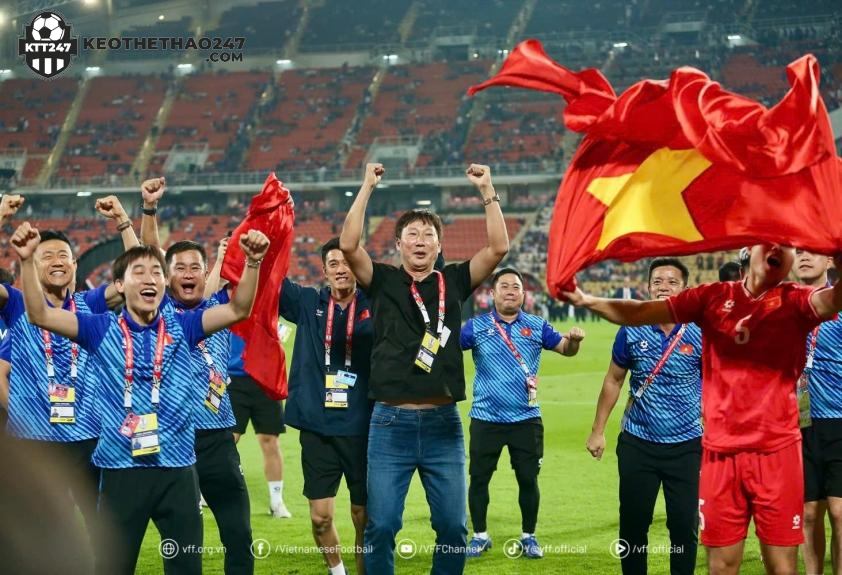 HLV Kim Sang Sik đã trở về Hàn Quốc nghỉ ngơi và thăm gia đình sau AFF Cup 2024 (Ảnh: VFF)