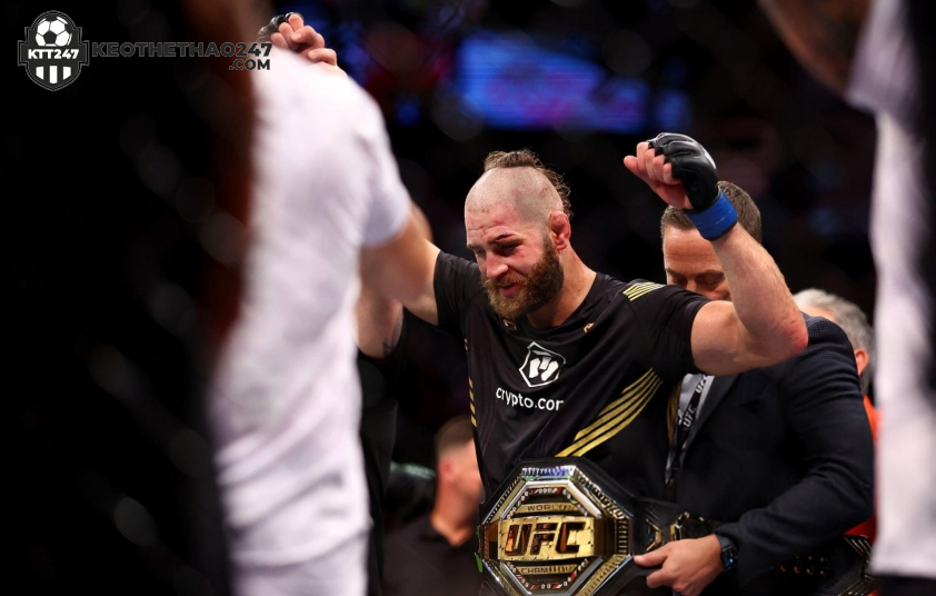 Jiri Prochazka từng là nhà vô địch hạng dưới nặng UFC sau chiến thắng trước Glover Teixeira tháng 6/2022 (Ảnh: Getty)