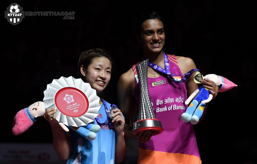 Pusarla Venkata Sindhu (phải) cùng chức vô địch World Tour Finals 2018 (Ảnh: Getty)