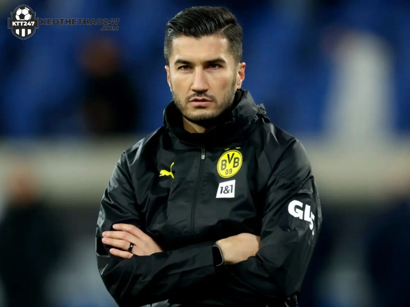 HLV Sahin đang đối diện với áp lực lớn sau chuỗi 3 thất bại liên tiếp tại Bundesliga (Ảnh: Goal)