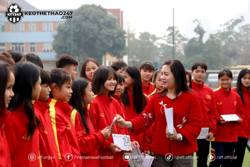 Phó Tổng Thư ký Nguyễn Thanh Hà chúc và gửi quà Tết BHL và cầu thủ hai đội U14, U16 nữ