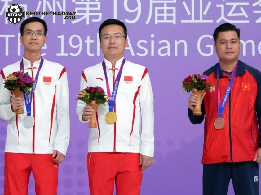 Hai kì thủ mang về HCV cho Trung Quốc ở ASIAD 19: Triệu Hâm Hâm (trái ngoài cùng) và Trịnh Duy Đồng (giữa) bị cấm thi đấu suốt đời (Ảnh: Xinhua)