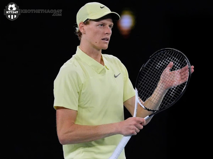 Jannik Sinner đang có phong độ rất cao trên mặt sân cứng sở trường Jannik Sinner đang có phong độ rất cao trên mặt sân cứng sở trường