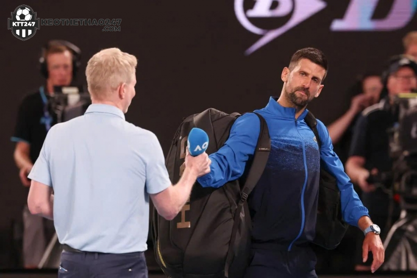 Djokovic không hài lòng vì bị một nhà báo của đài Channel Nine chế nhạo. (Ảnh: AFP) Djokovic không hài lòng vì bị một nhà báo của đài Channel Nine chế nhạo. (Ảnh: AFP)